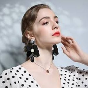 EXTRAVAGANT !! Black and white EXAGGERATED ACRYLIC RESIN LARGE FLOWER with  DROP